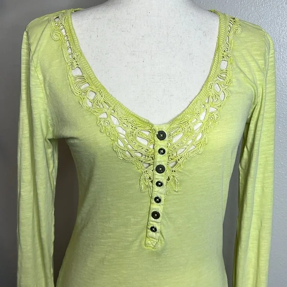 WE THE FREE PEOPLE Lou Legacy Henley Top‎ M Crochet Lace Highlighter Yellow Y2K - Picture 4 of 17